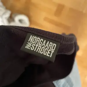 Svart tröja från Mads Nørgaard, köpt på Ströget! Har tyvärr knappt kommit till användning! Tröjan är onesize (passar typ XS-M, beroende på önskad passform), det är den ”normala” modellen! Priset kan diskuteras:)