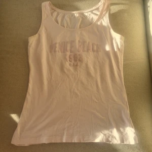 Lätt och tunt linne  - Använda några få gånger, helt ny tvätta. Är baby rosa färg/ lite åt det via hållet.