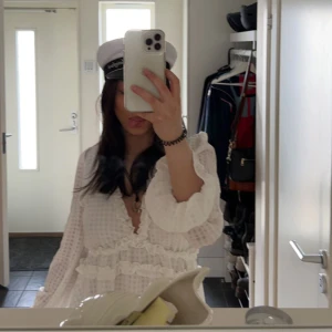 Dennis Maglic Studentklänning - Min gamla studentklänning från Dennis Maglic, köptes för 800kr, säljer för 450kr. Super fin och bekväm. Den är precis som ny. Är i Göteborg