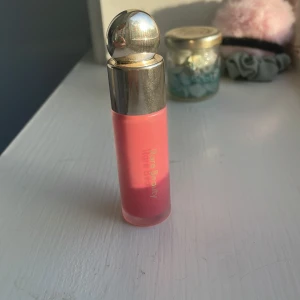 Rare beauty blush  - Säljer denna så fina rare beauty blushen i färgen Happy. Använd fåtal gånger. Säljer pga att den inte kommer till användning. 