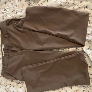 Kostymbyxor  - Mjuka kostymbyxor i väldigt bra skick och använda fåtal gånger  Köpare står för frakt  Pris kan diskuteras  