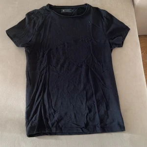 Riley T-shirt  - I gott skick storlek S men fungerar också som M hör av dig vid frågor. 