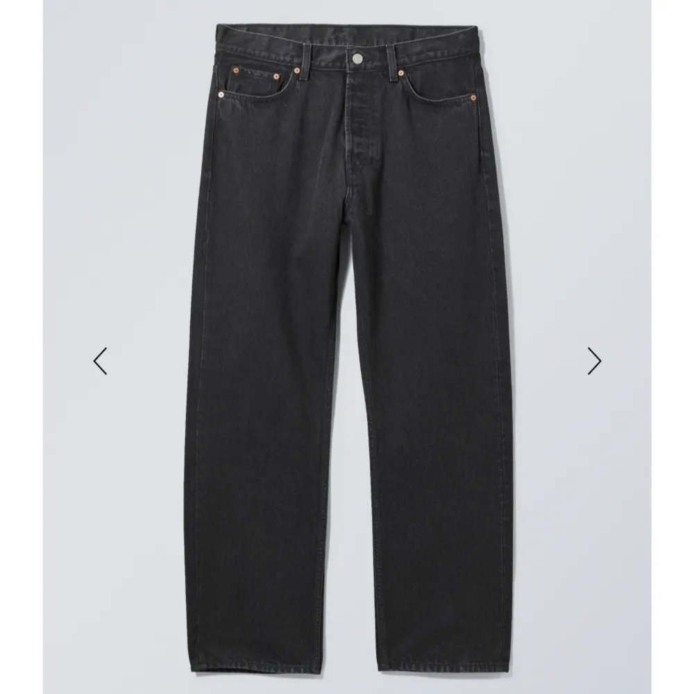 Jeans från weekday i modellen space. Straight leg i storlek 29/32. Pris diskuteras vid snabb affär 🥂. Jeans & Byxor.
