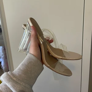 Snygga klackar! - Snygga klackar från märket EGO. Köpt för några år sedan, men endast använda inomhus. Fint skick och jättesnygga till sommaren💓