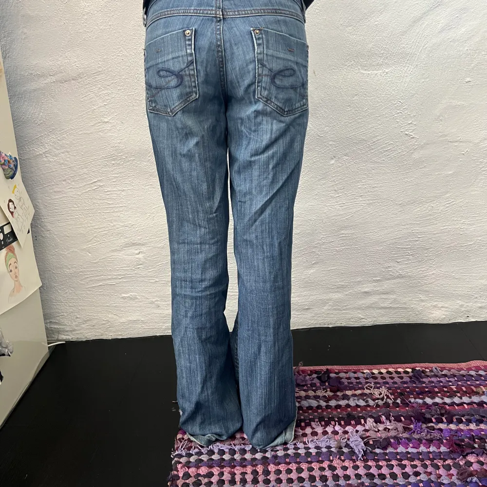 Så coola jeans. 42 cm rakt över. Har ett litet hål vid hälen men inget som syns tydligt!❤️. Jeans & Byxor.