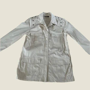 Barbara Bui Initials jacka - Säljer denna sjukt feta Barbara Bui Initials jacka i storlek S. Jackan är i mycket bra skick! Hör av dig vid vidare funderingar!