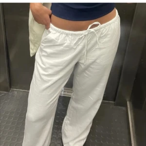 linnebyxor  - Säljer dessa jättefina linnebyxor från H&M som jag tror är helt slutsålda , strl xxs men passar mig som är 173 och vanligtvis bär xs/s. nederkanten är uppsprättad annars är de i superfint skick och endast använda 2ggr  ( lånade bilder ) 
