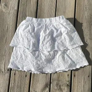 Säljer denna super söta kjolen från zara. Den är använd ett fåtal gånger och är i ett fint skick❤️