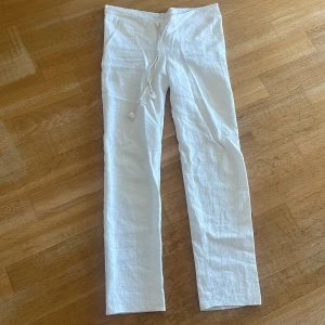 Lågmidjade linnebyxor - Jättefina linnebyxor i nyskick, då de bara är använda några fåtal gånger. Jag har köpt dem av en tjej som syr själv. Bra kvalitet i tyget💗