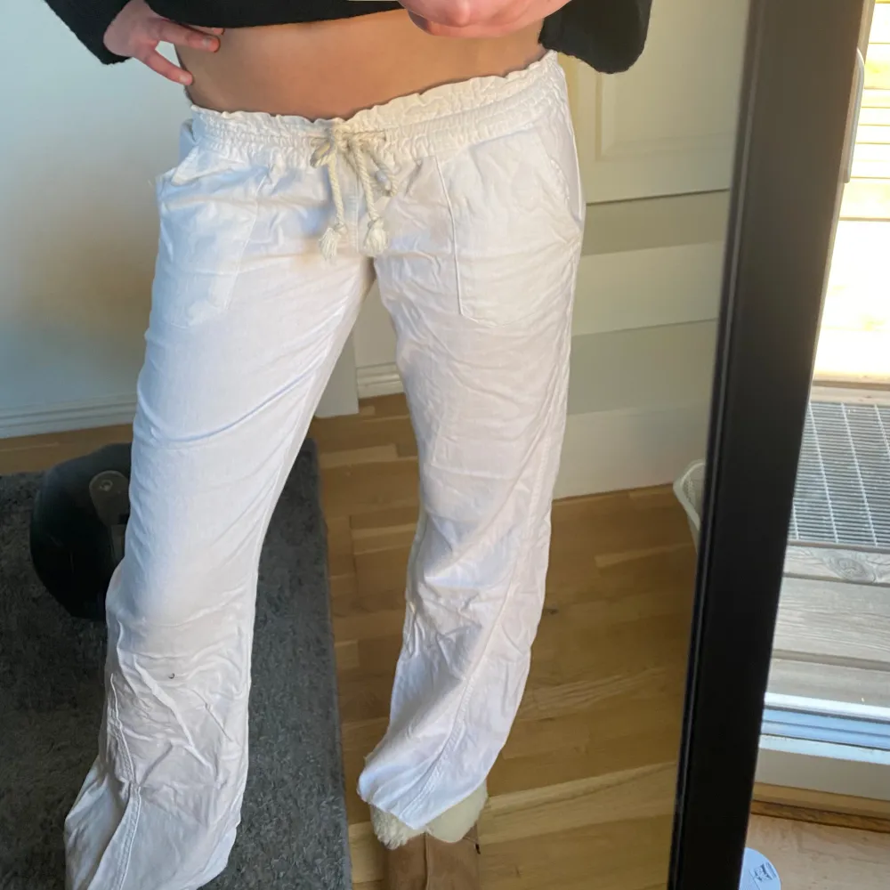 Roxy linnebyxor i storlek M men passar mig som är S också💕 Bra skick!!. Jeans & Byxor.