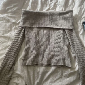 Stickad offshoulder tröja - Jätteskön stickad offshoulder tröja🥰 Har inte använt så mycket  så den är som ny! 