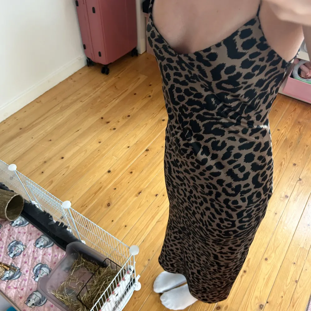 Superfin leopardmönstrad långklänning med två slitsar längst ner. Den sitter så fint på och är i strl xs. Jag är ca 165! Hör av dig vid fler frågor ☺️. Klänningar.