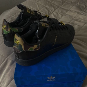 Helt nya bape x adidas skor - Oanvända bape stan Smith skor i storlek 40! Kartong, prislapp osv ingår 🎀 (Säljer pga för stora)
