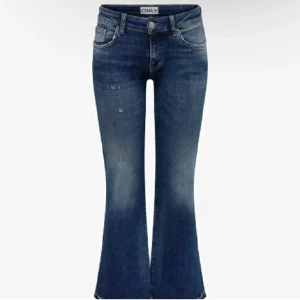 Lågmidjade bootcut jeans  - Säljer mina lågmidjade bootcut jeans från only i storlek 27/32 som inte går att köpa längre💕De är nästan aldrig använda ❤️🥰hör av er om ni är intresserade 