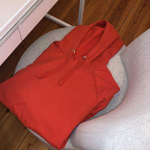 En röd fin hoodie från Gina Tricot. Storlek XL. Köpare står för frakt ☺️💕