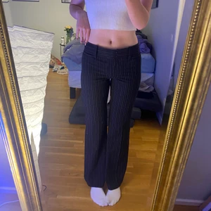 Cassidy fit lågmidjade kostym byxor  - Lågmidjade kostym byxor i storlek s