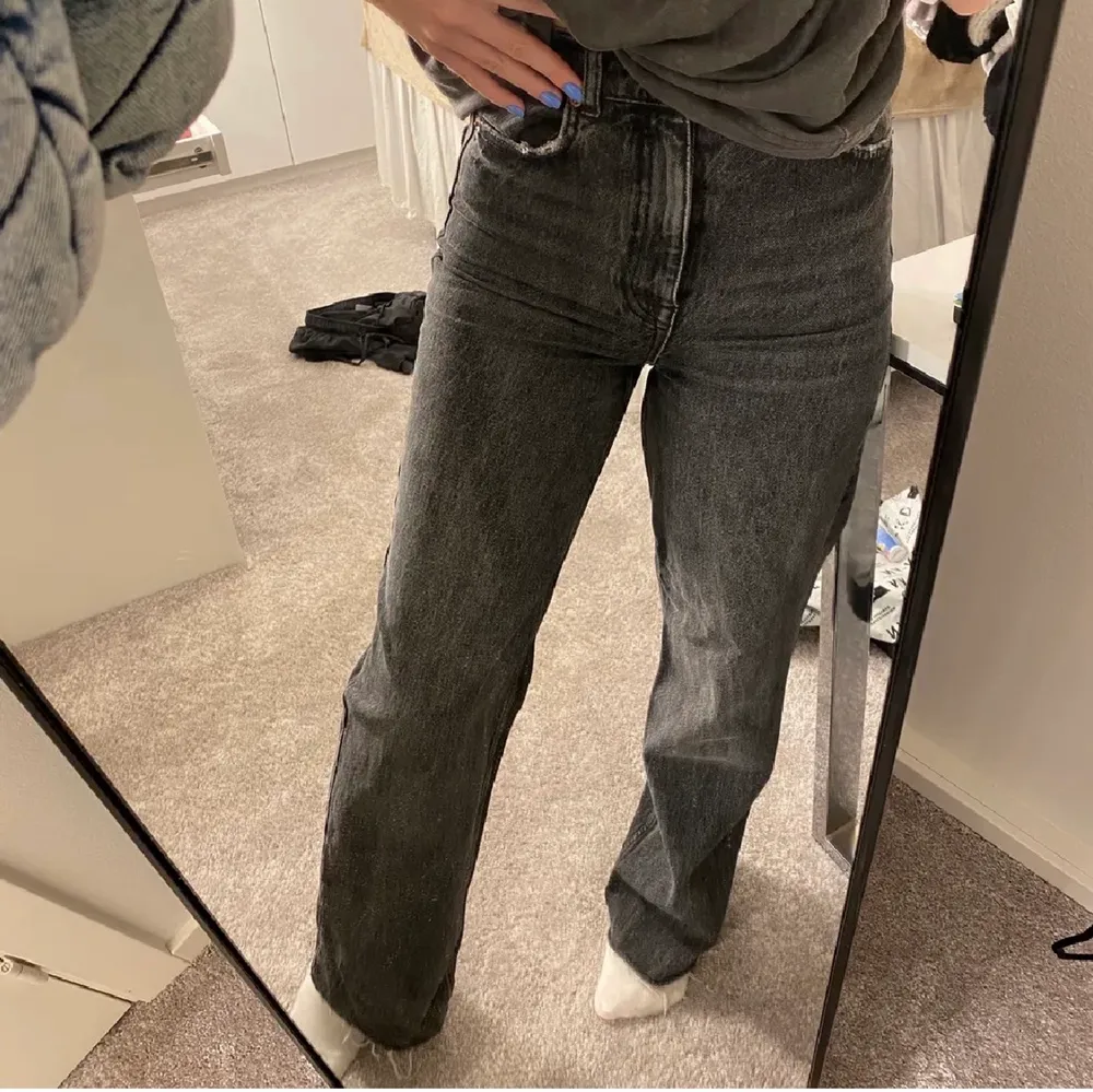 Säljer mina snygga gråa jeans som tyvärr har blivit förkorta!💗(inte min bild) jeansen är ifrån zara . Jeans & Byxor.