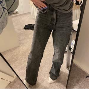 Säljer mina snygga gråa jeans som tyvärr har blivit förkorta!💗(inte min bild) jeansen är ifrån zara 