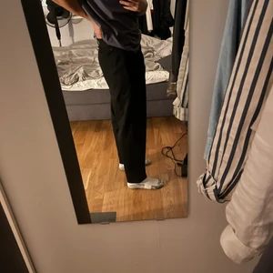 Kostymbyxa - Ett par kostymbyxor från asos! Nästa helt orörda. De sitter skönt och snyggt, passformen är lite baggy. Pris 150kr. Köpte de för 499. Hör gärna av er:)