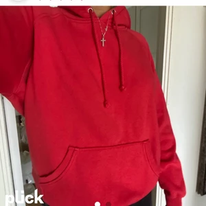 Bikbok hopdie - Säljer en bikbok hoodie! INTE MINA BILDRR! kommer aldrig till användning! KÖP DIREKT FÖR 200kr! Frakt tillkommer 