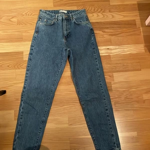 Gina jeans - Säljer dessa supersnygga mörkblåa jeansen från ginatricot då dem tyvärr är för små för mig. Dem är inte använda så mycket och är därför i fint skick. Tänker mig 200 kr för dessa. Köparen står för frakten.