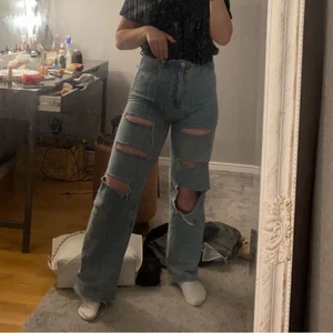 Jeans med hål  - Använd typ 5 gånger och i bra skick