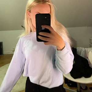TRÖJA MONKI - En pastellblå sweatshirt liknande tröja i xxs från MONKI super fin men kommer inte till så mycket användning💓 i fint skick!!✨