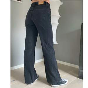 Svart/grå jeans från Monki som sitter superfint och älskar modellen men de är pyttelite för korta på mig (jag är 170cm)😩😩 Nästan oanvända🤩 Jeansen är i storlek waist: 25. Det står dock ingen längd, men dem är som sagt lite för korta för mig som är 170. Köparen står för frakten❤️‍🔥❤️‍🔥❤️‍🔥