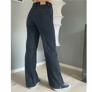 Asnajs svarta jeans!  - Svart/grå jeans från Monki som sitter superfint och älskar modellen men de är pyttelite för korta på mig (jag är 170cm)😩😩 Nästan oanvända🤩 Jeansen är i storlek waist: 25. Det står dock ingen längd, men dem är som sagt lite för korta för mig som är 170. Köparen står för frakten❤️‍🔥❤️‍🔥❤️‍🔥
