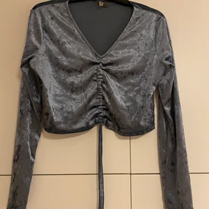 Sammet topp - En jättefin sammet topp i gråblå färg med justerbara snören vid bysten. Använd endast några få gånger, den är från HM!/ Lina