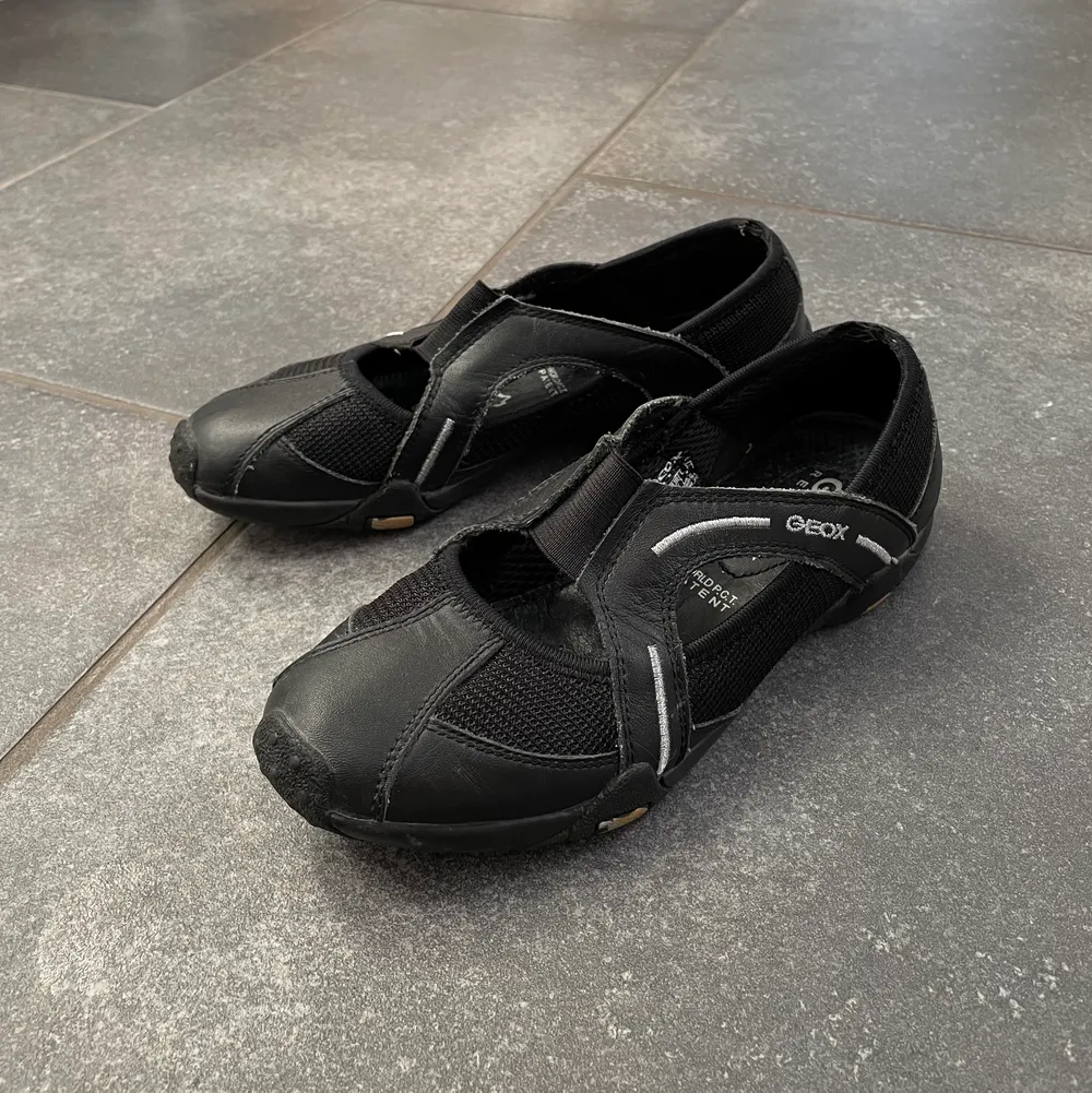 Säljer ett par svarta Geox Respira skor. Skorna är väldigt sköna och lätta att gå i. Sparsamt använda😚. Skor.