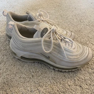 Nike air max 97 - Ett par nike air max 97, vita. De är jättefina men också använda, man ser att de är lite använda och därav de sänkta priset. 1500kr nypris. Storlek 38,5