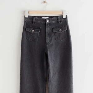&other stories bootcut jeans - Säljer nu mina underbara svarta jeans från & Other Stories då jag köpte dem i fel storlek och knappt har kunnat använda dem <//3 De sitter så fint och fickorna på framsidan gör dem unika ❤️ Perfekta till hösten och vintern!!!