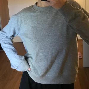 Grå collegetröja - Grå collegetröja från NA-KD, köpt för flera år sen men knappt använd. Har oftast storlek XS/S. Så sitter perfekt om man har den storleken (står dock att den är M). 💛