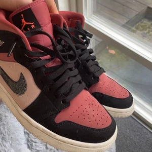 Jordan Mids - Köpte i somras, i butik i Barcelona för 2300kr JORDAN kartongen ingår och pappret. Jordan Mids som är i lite av vintage modell. Dessa är i nyskick, men små creases som är halvt synliga finns. Jag ser även till att den vita sulan är renare när de fraktas. 100%äkta