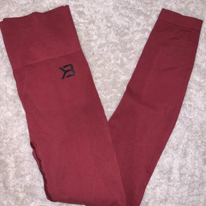 BETTER BODIES - Nya tights från Better Bodies i modellen rockaway leggings, färgen sangria Red. De är seamless. Endast testade på men var för stora på mig. Upplever de mer som en M. Bilder med de på mig kan lösas! Färgen är mest lik bilden från hemsidan! Eventuell frakt betalas av köparen!