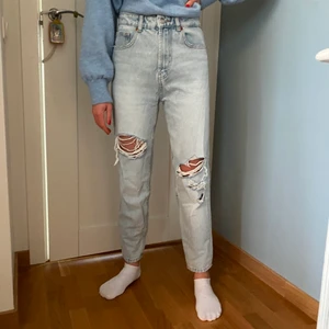 Zara mom jeans  - Säljer då de aldrig kommit till användning eftersom jag tycker de är för korta på mig. (tjejen på bilden är min vän som är 167cm). DM:a vid intresse❤️❤️❤️ NYSKICK. Köpare står för frakt. Säljer fler jeans från Zara!!
