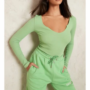 Grön top - Säljer denna ursnygga body med V-sprund. Aldrig använd, från Boohoo i storlek 36 💚