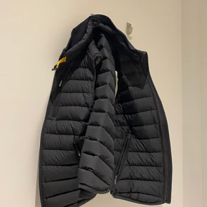 Parajumpers väst - Väldigt bra skick, knappt något tecken på användning men den är använd ett fåtal gånger, skriv för mer bilder o för mer info! Vid snabb affär kan vi gå ner i pris!