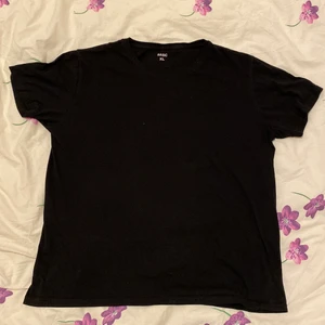 Basic tröja  - En riktig vanlig tröja som man lätt kan chilla hemma med, eller kombinera med något vasst ute på stan🤩