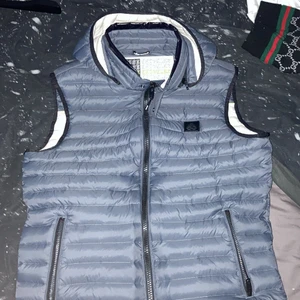 Moose knuckles väst storlek M - Moose knuckles väst storlek M istorsätt oanvänd nypris är 3000kr har kvittot