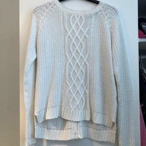 Vit stickad tröja - Vit mjuk stickad tröja med knappar på baksidan storlek M, märket: Min Millo