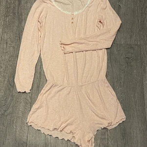 NY Hunkemöller ❤️ pyjamas mysdress - Säljer en helt oanvänd pyjamas från Hunkemöller 💕 Stoelek S. Färg rosa