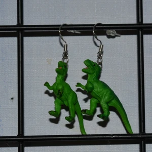 T-rex örhängen !  - Handgjorda örhängen med söta små t-rex. De görs vid beställning och är därmed helt oanvända. Krokarna är gjord av äkta silver. :)) 🦖