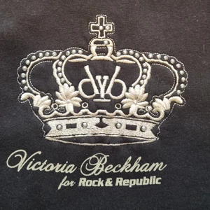 Victoria Beckham hoodie bud från 10 kr - Så snygg! Liten i storlek. Saknar lapp men skulle säga xs. Finns ett litet hål under ena armhålan. från 10 kr. Buda ej om du inte tänkt köpa. Köpare betalar frakten. Samfraktar vid köp av flera varor 🥰 kram. Köp direkt? 100 kr + frakt