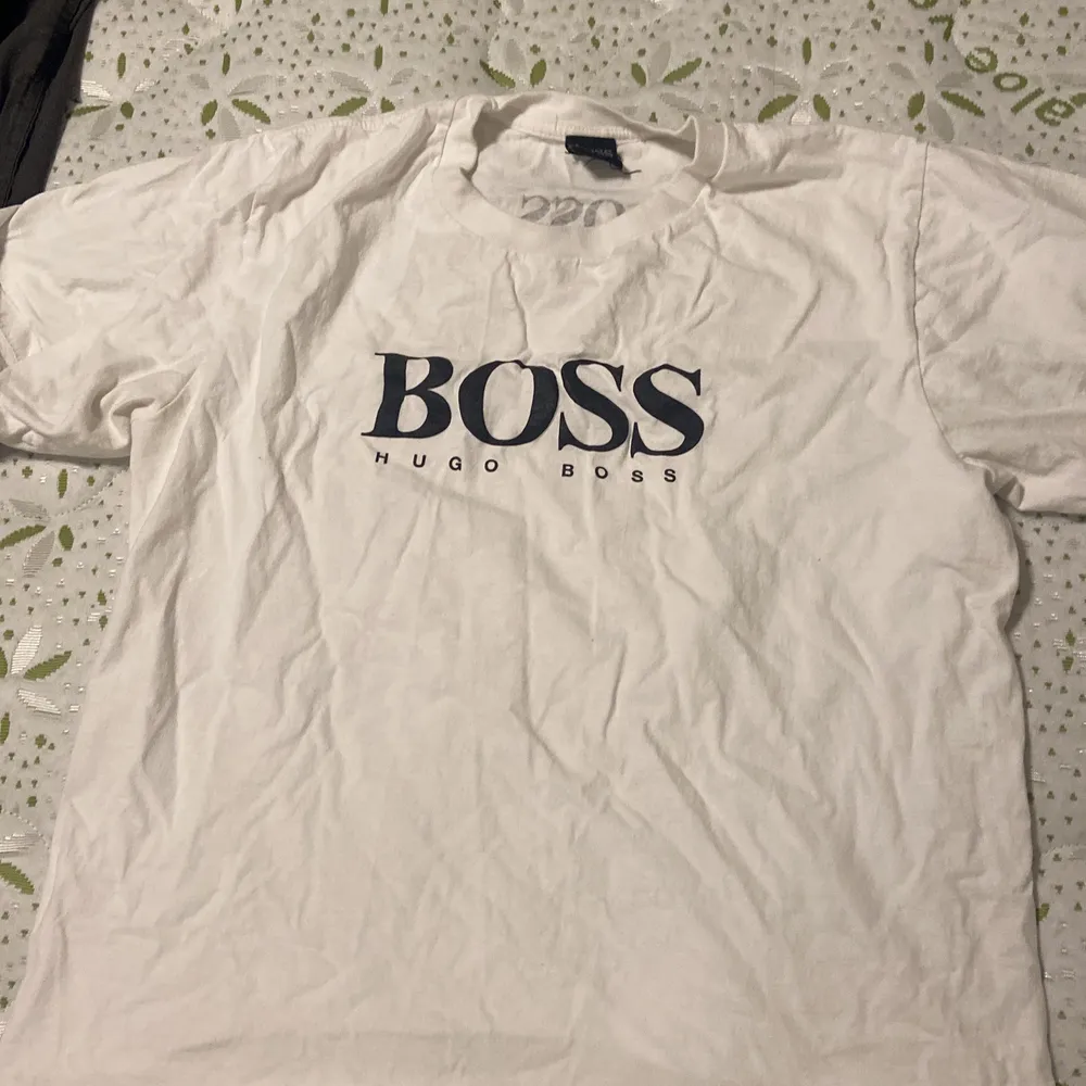 Hugo boss t-shirt använd ett få tal gånger, skriv hur mycket du vill ge. T-shirts.
