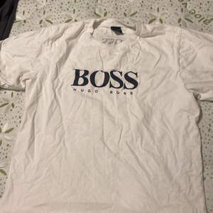 Hugo boss t-shirt använd ett få tal gånger, skriv hur mycket du vill ge