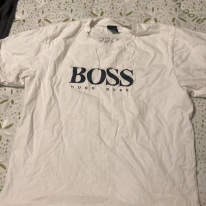 Hugo boss t-shirt - Hugo boss t-shirt använd ett få tal gånger, skriv hur mycket du vill ge