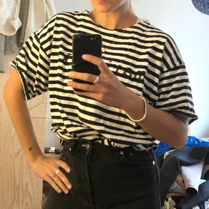 Vintage marimekko randig t-shirt - Vintage t-shirt från marimekko köpt second hand. I strlk small men något stor i storleken, se bilder för bedömning (är en small i vanliga fall).   I fint begagnat skick.