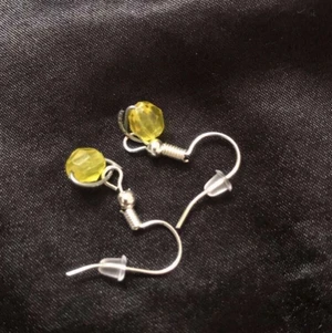 Örhängen  - Ett par fina örhängen i gul❤️🤩🥰